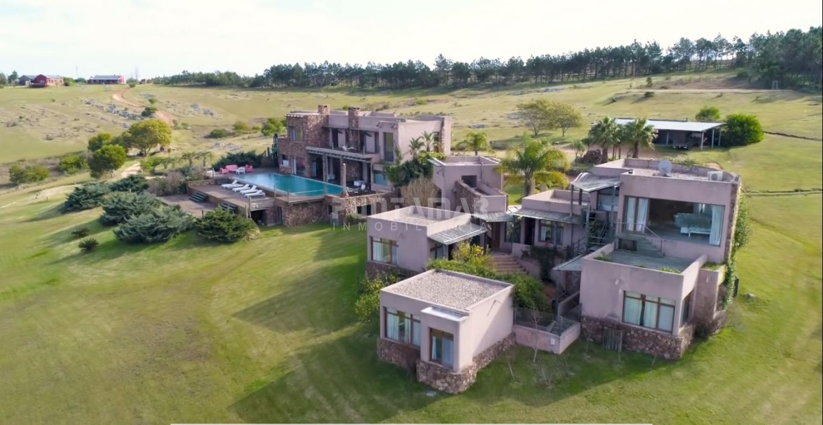 Chacra ID.211525 - Excepcional chacra 20 hectáreas con casa principal, lago, cancha de futbol, pileta y casa de caseros. 