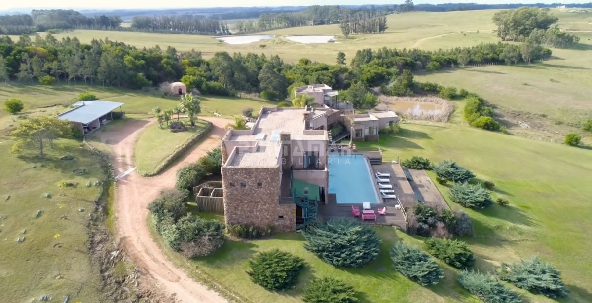 Chacra ID.211525 - Excepcional chacra 20 hectáreas con casa principal, lago, cancha de futbol, pileta y casa de caseros. 