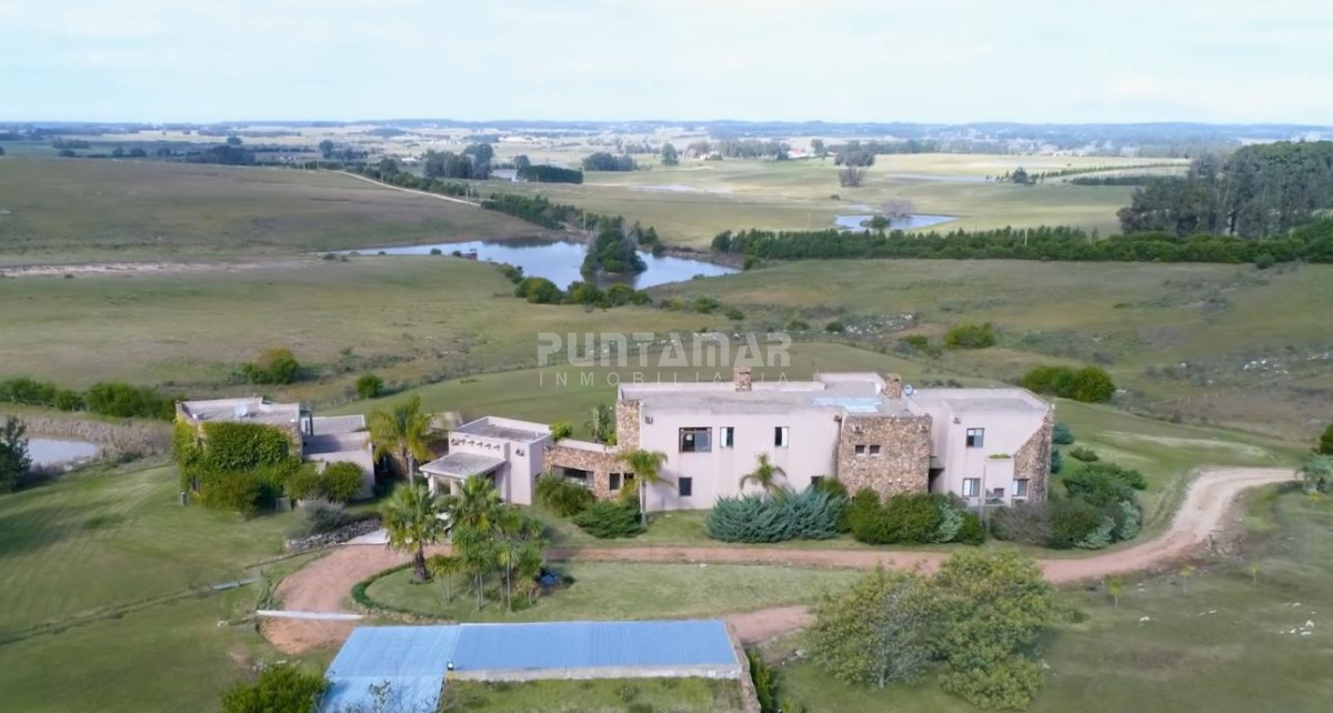Chacra ID.211525 - Excepcional chacra 20 hectáreas con casa principal, lago, cancha de futbol, pileta y casa de caseros. 