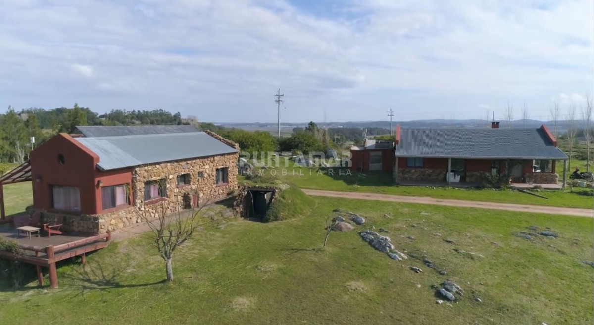 Chacra ID.211525 - Excepcional chacra 20 hectáreas con casa principal, lago, cancha de futbol, pileta y casa de caseros. 