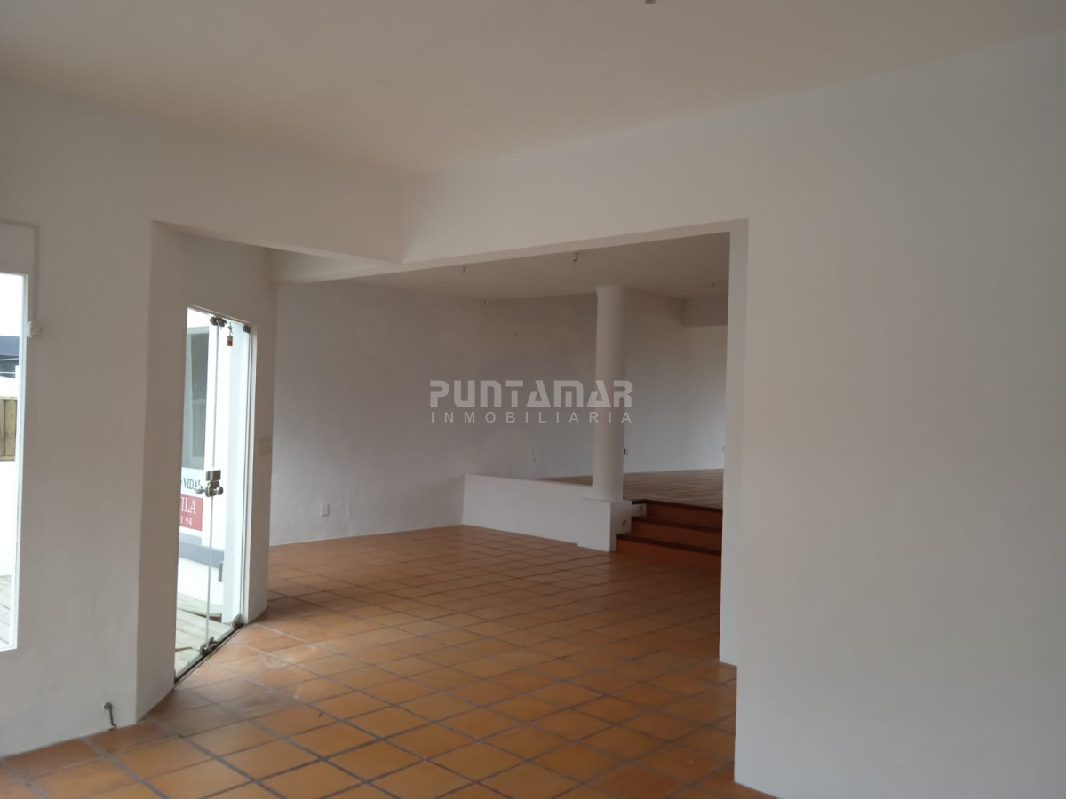 Local Comercial ID.213404 - AMPLIO LOCAL CON VISTA AL MAR SOBRE RUTA 10 LA BARRA 