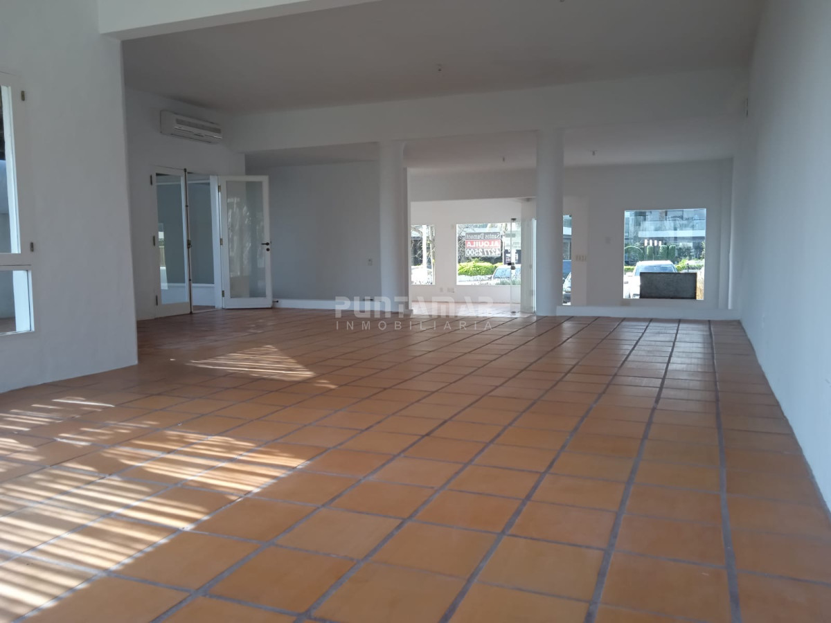 Local Comercial ID.213404 - AMPLIO LOCAL CON VISTA AL MAR SOBRE RUTA 10 LA BARRA 