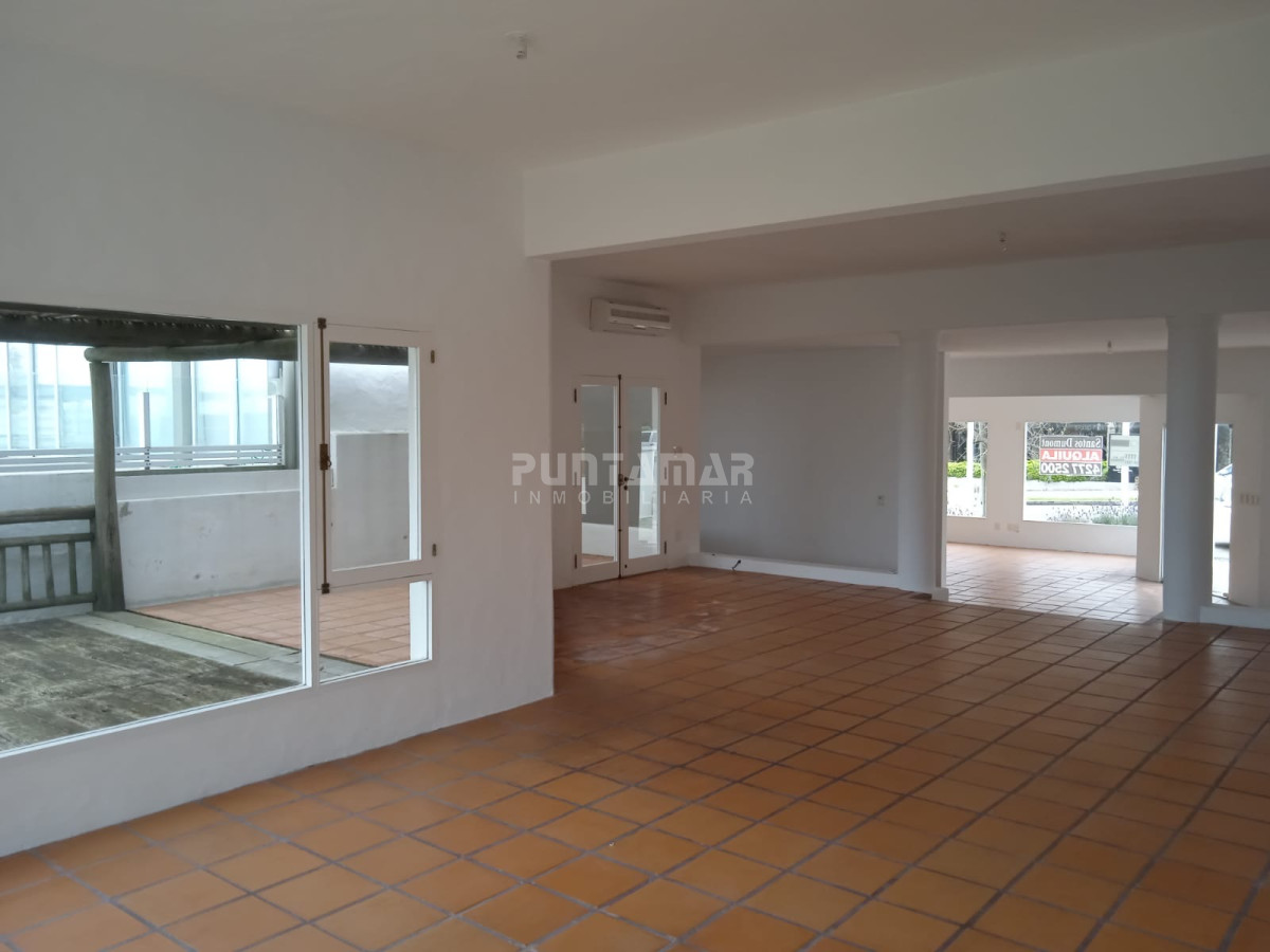 Local Comercial ID.213404 - AMPLIO LOCAL CON VISTA AL MAR SOBRE RUTA 10 LA BARRA 