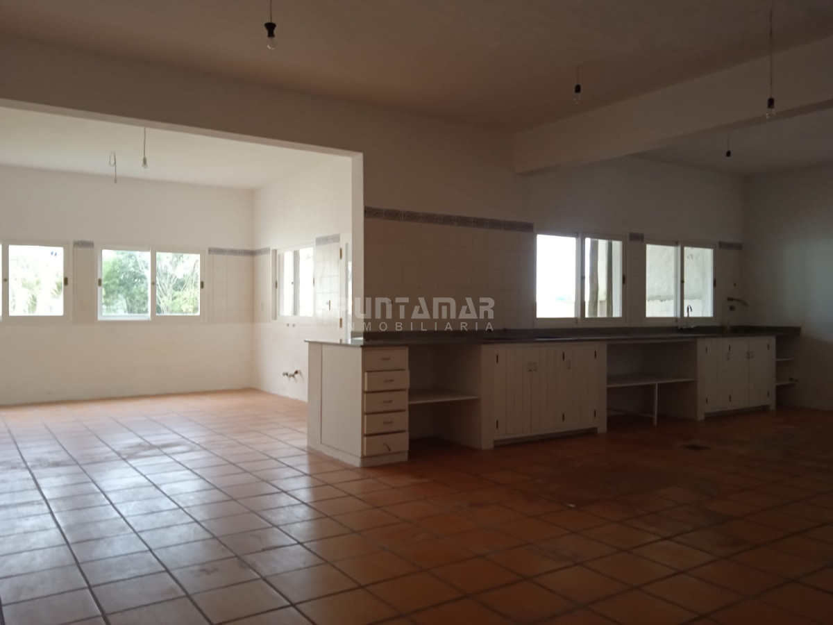 Local Comercial ID.213404 - AMPLIO LOCAL CON VISTA AL MAR SOBRE RUTA 10 LA BARRA 