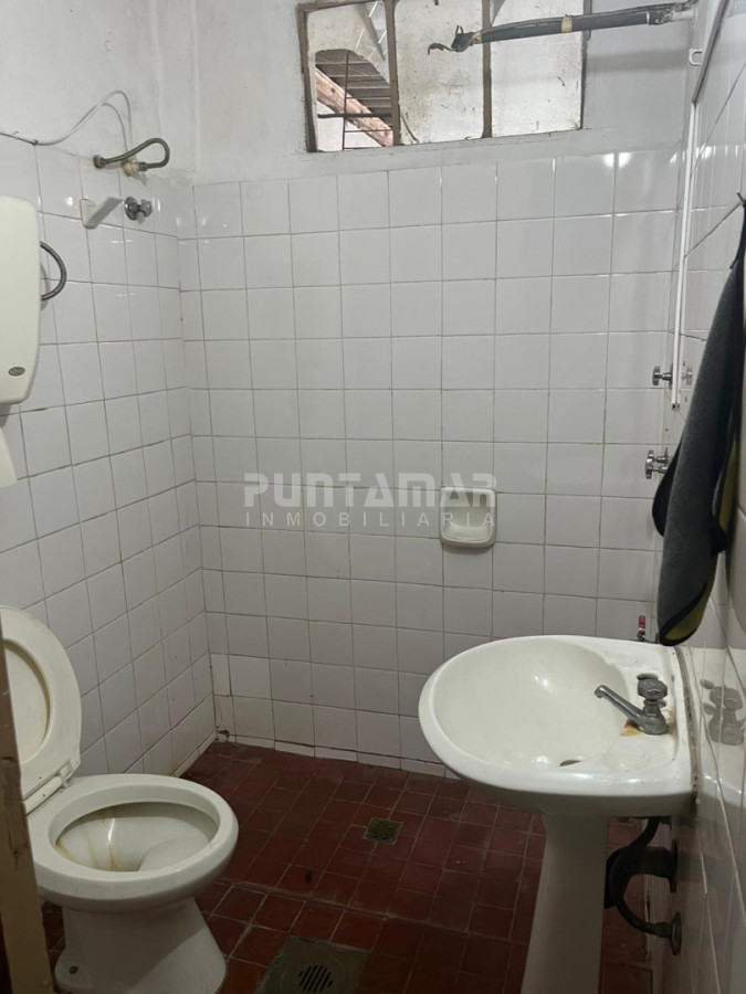 Local Comercial ID.213820 - Gran Depósito en Centro de Maldonado con local al frente