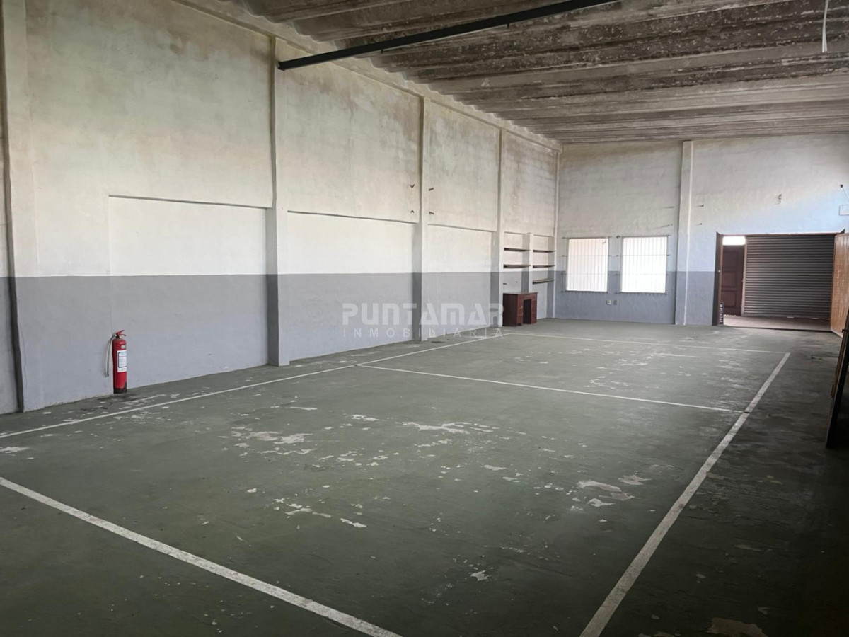 Local Comercial ID.213820 - Gran Depósito en Centro de Maldonado con local al frente