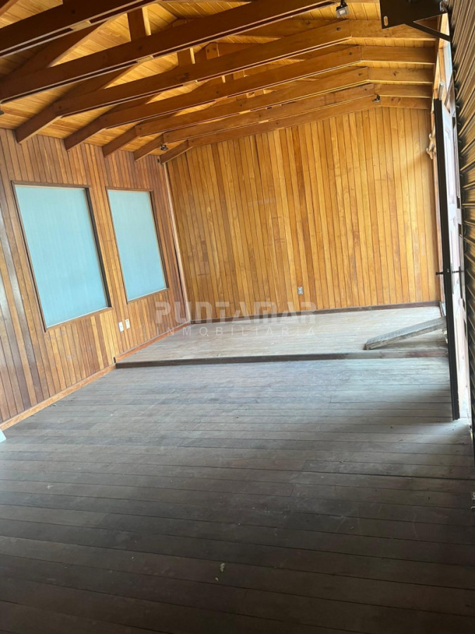 Local Comercial ID.213820 - Gran Depósito en Centro de Maldonado con local al frente