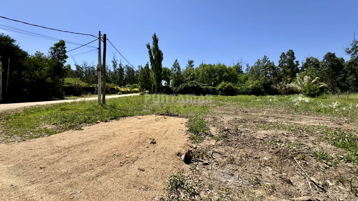 Terreno ID.213692 - OPORTUNIDAD TERRENO ARBOLADO Y ESQUINERO EN MIRAMAR ACRES 