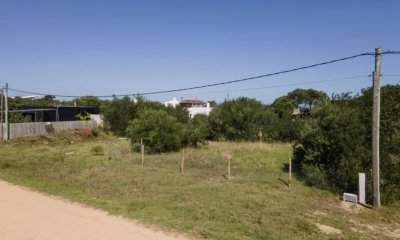 HERMOSO TERRENO DE CASI 500 METROS A MINUTOS DE JOSE IGNACIO