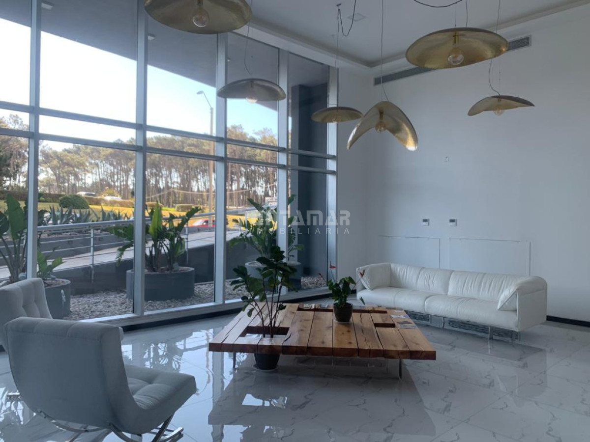 Apartamento ID.211992 - Departamento de 2 dormitorios con dependencia en Edificio de categoría