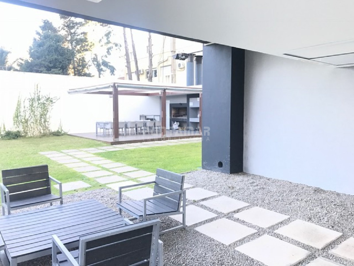 Apartamento ID.7070 - Departamento 2 dormitorios en alquiler. Balcón y garage. Amenities, Piso alto con balcón y vista. Piscina