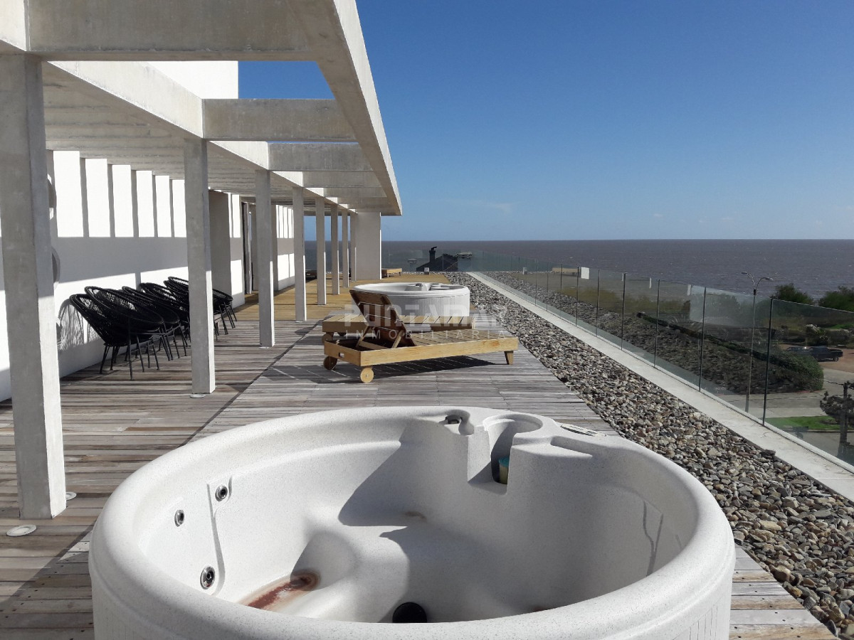 Apartamento ID.211721 - APARTAMENTO UBICADO EN ZONA DE PLAYA MANSA FRENTE AL MAR, TERRAZA AL FRENTE CON MUY BUENA VISTA HACIA LA PLAYA