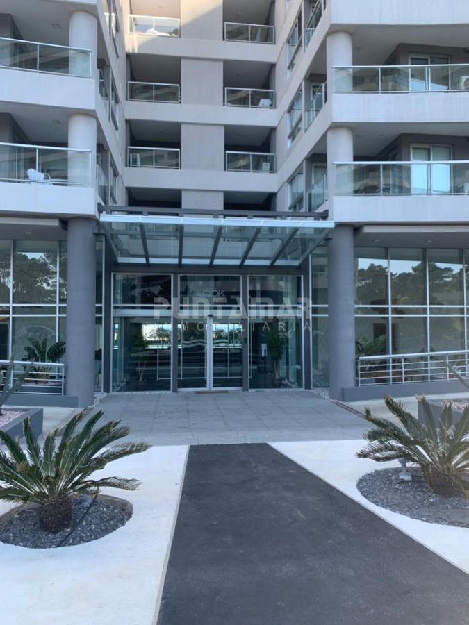 Apartamento ID.211992 - Departamento de 2 dormitorios con dependencia en Edificio de categoría