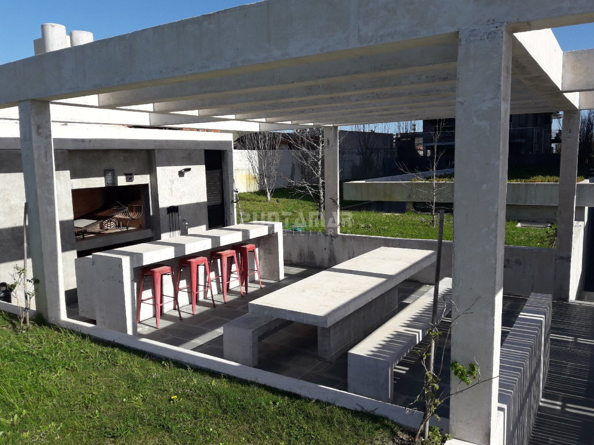 Apartamento ID.211721 - APARTAMENTO UBICADO EN ZONA DE PLAYA MANSA FRENTE AL MAR, TERRAZA AL FRENTE CON MUY BUENA VISTA HACIA LA PLAYA