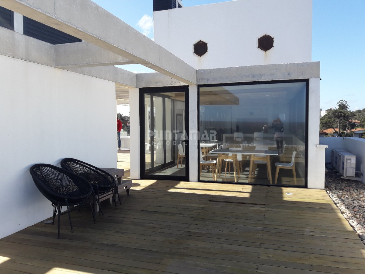 Apartamento ID.211721 - APARTAMENTO UBICADO EN ZONA DE PLAYA MANSA FRENTE AL MAR, TERRAZA AL FRENTE CON MUY BUENA VISTA HACIA LA PLAYA