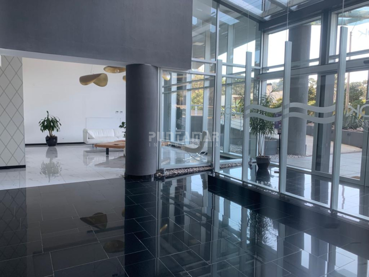 Apartamento ID.211992 - Departamento de 2 dormitorios con dependencia en Edificio de categoría