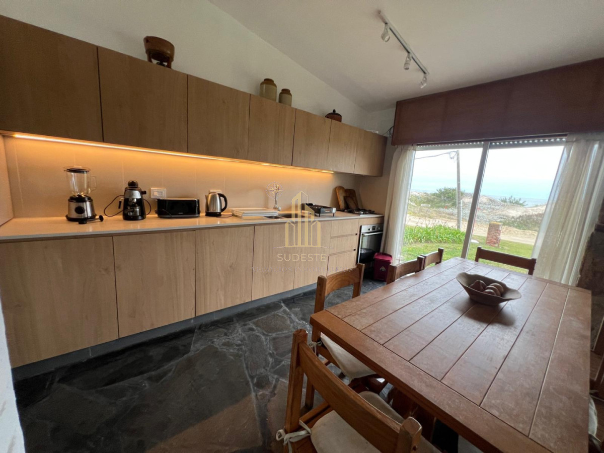 Casa ID.136 - Venta de espectacular oportunidad frente al mar 