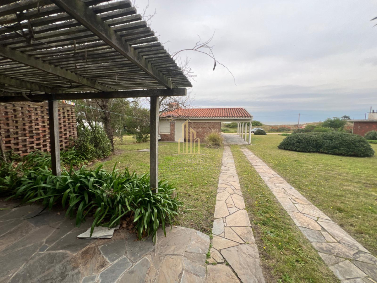 Casa ID.136 - Venta de espectacular oportunidad frente al mar 