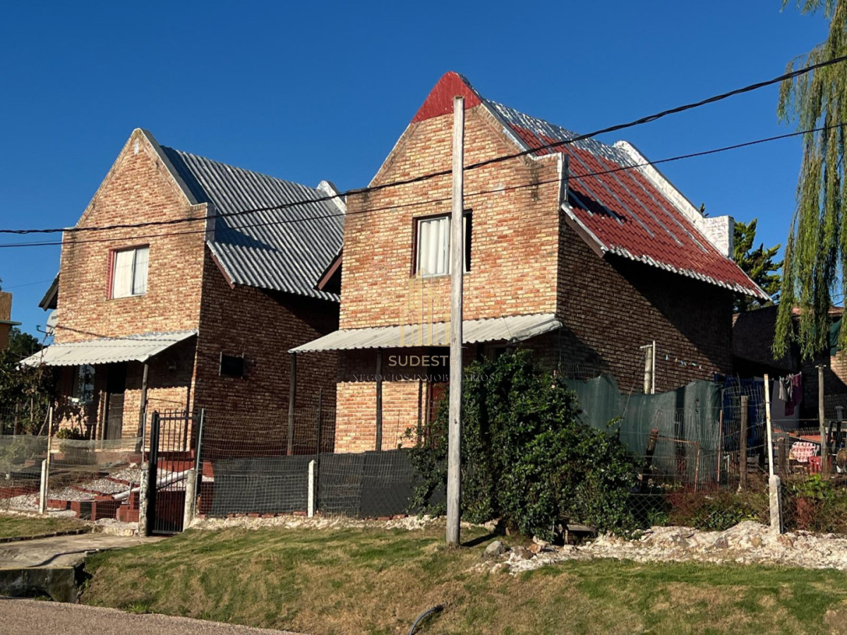 Casa ID.89 - 5 Casas en 1400m2 con rentas a 5 minutos del centro de Piriápolis 