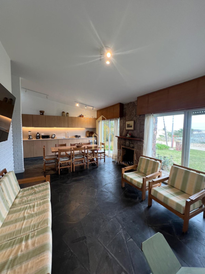 Casa ID.136 - Venta de espectacular oportunidad frente al mar 