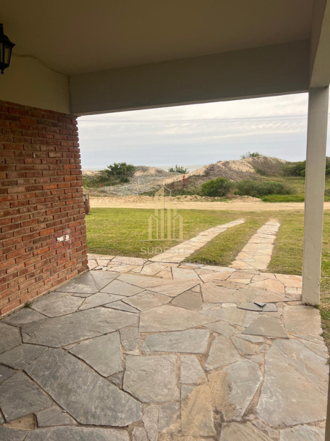 Casa ID.136 - Venta de espectacular oportunidad frente al mar 