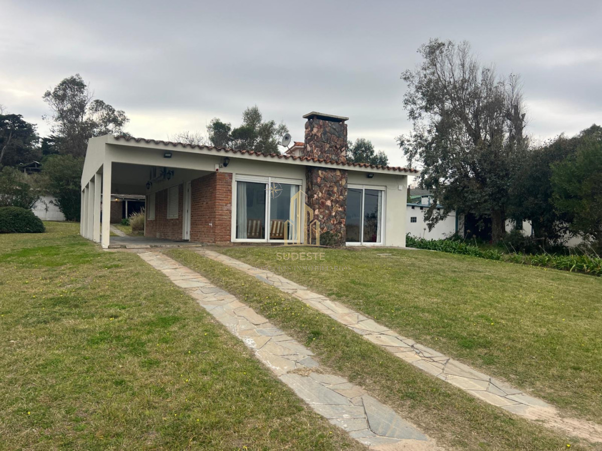 Casa ID.136 - Venta de espectacular oportunidad frente al mar 