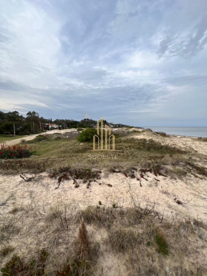 Casa ID.136 - Venta de espectacular oportunidad frente al mar 