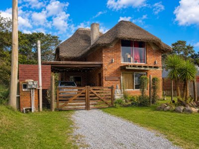 Hermosa Casa en venta financiada con entrega inicial de USD 75.000 y cuotas en Piriápolis.  