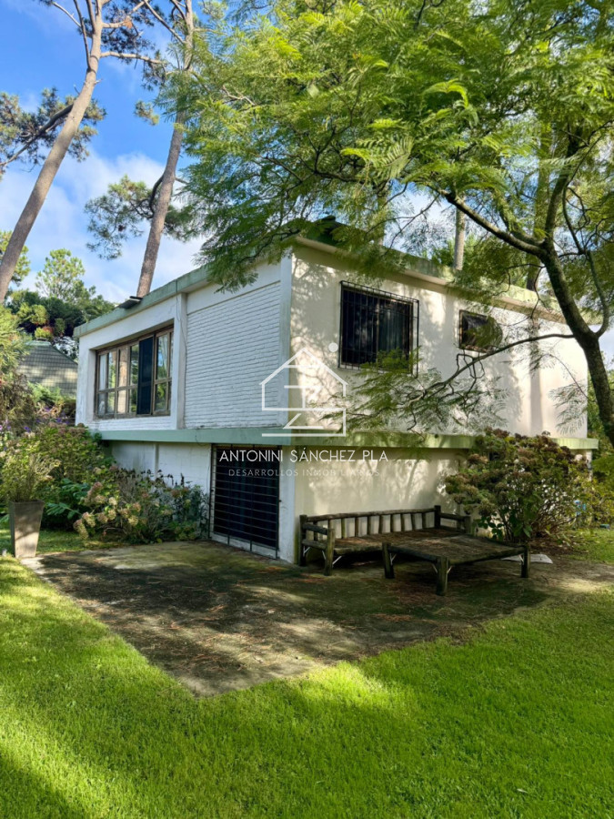 Casa ID.4326 - Casa en alquiler - Parada 26 Playa Mansa - Gran terreno esquinero - 400 m del mar