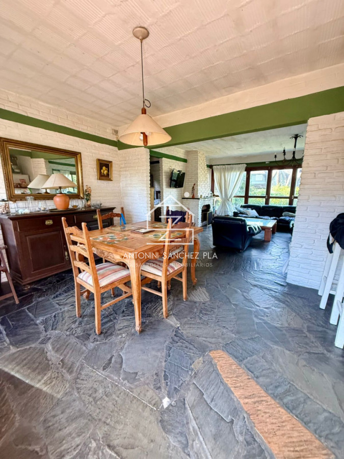 Casa ID.4326 - Casa en alquiler - Parada 26 Playa Mansa - Gran terreno esquinero - 400 m del mar