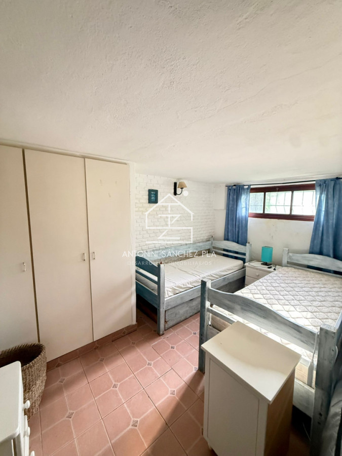 Casa ID.4326 - Casa en alquiler - Parada 26 Playa Mansa - Gran terreno esquinero - 400 m del mar
