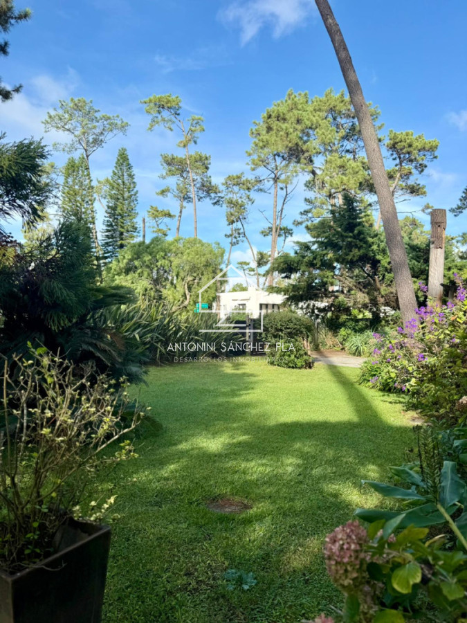 Casa ID.4326 - Casa en alquiler - Parada 26 Playa Mansa - Gran terreno esquinero - 400 m del mar