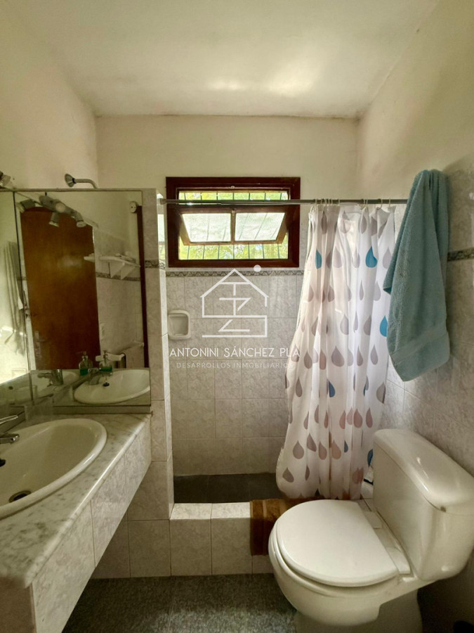 Casa ID.4326 - Casa en alquiler - Parada 26 Playa Mansa - Gran terreno esquinero - 400 m del mar