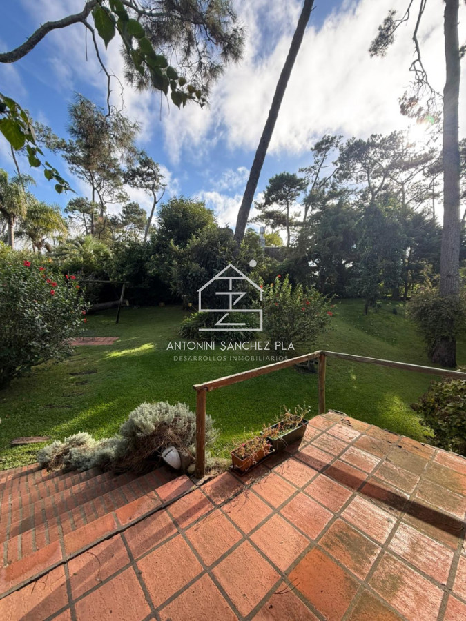 Casa ID.4326 - Casa en alquiler - Parada 26 Playa Mansa - Gran terreno esquinero - 400 m del mar