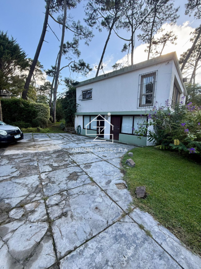 Casa ID.4326 - Casa en alquiler - Parada 26 Playa Mansa - Gran terreno esquinero - 400 m del mar