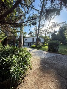 Casa en alquiler - Parada 26 Playa Mansa - Gran terreno esquinero - 400 m del mar