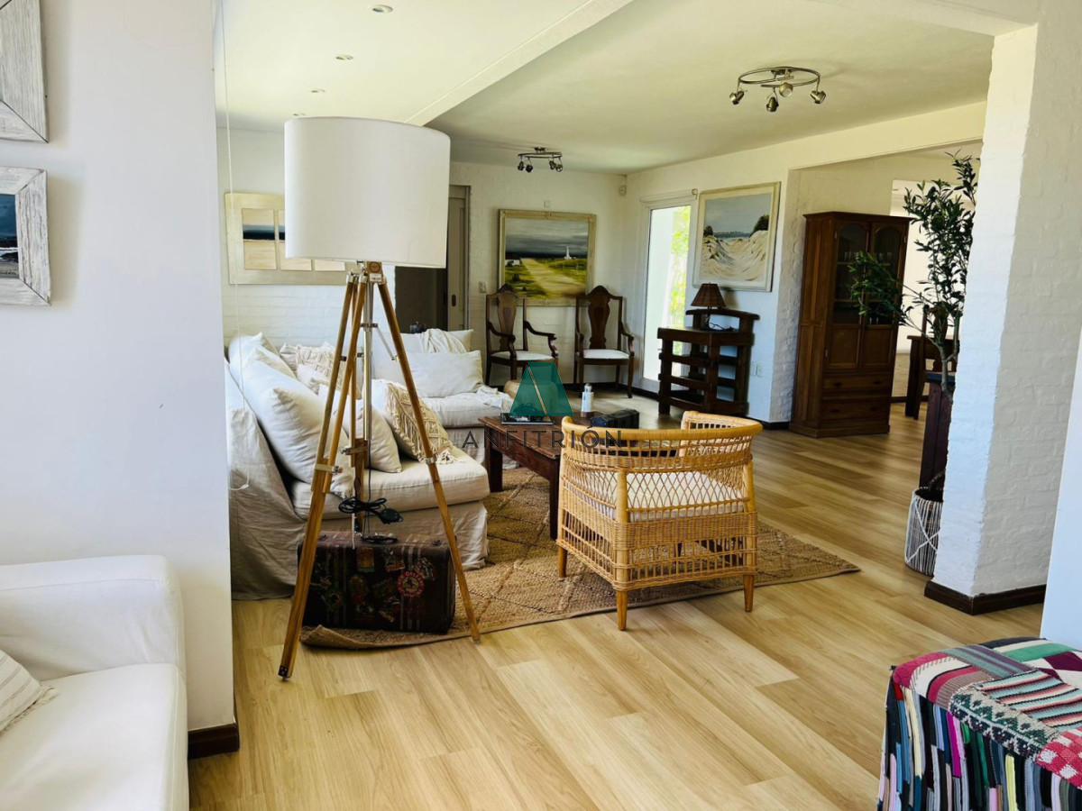 Casa ID.52 - Casona en Primera Línea de Montoya