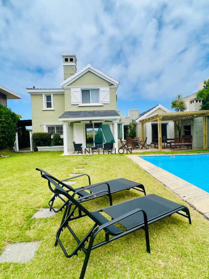 Casa ID.52 - Casona en Primera Línea de Montoya