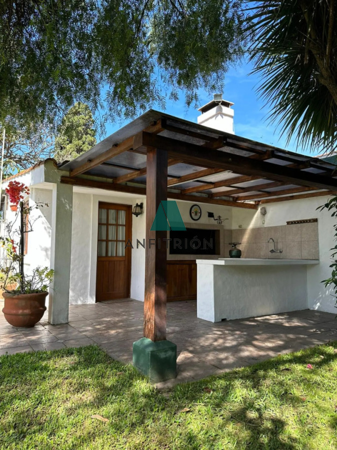 Casa ID.53 - Alquiler anual a 50 metros de Playa Mansa - Ubicación privilegiada