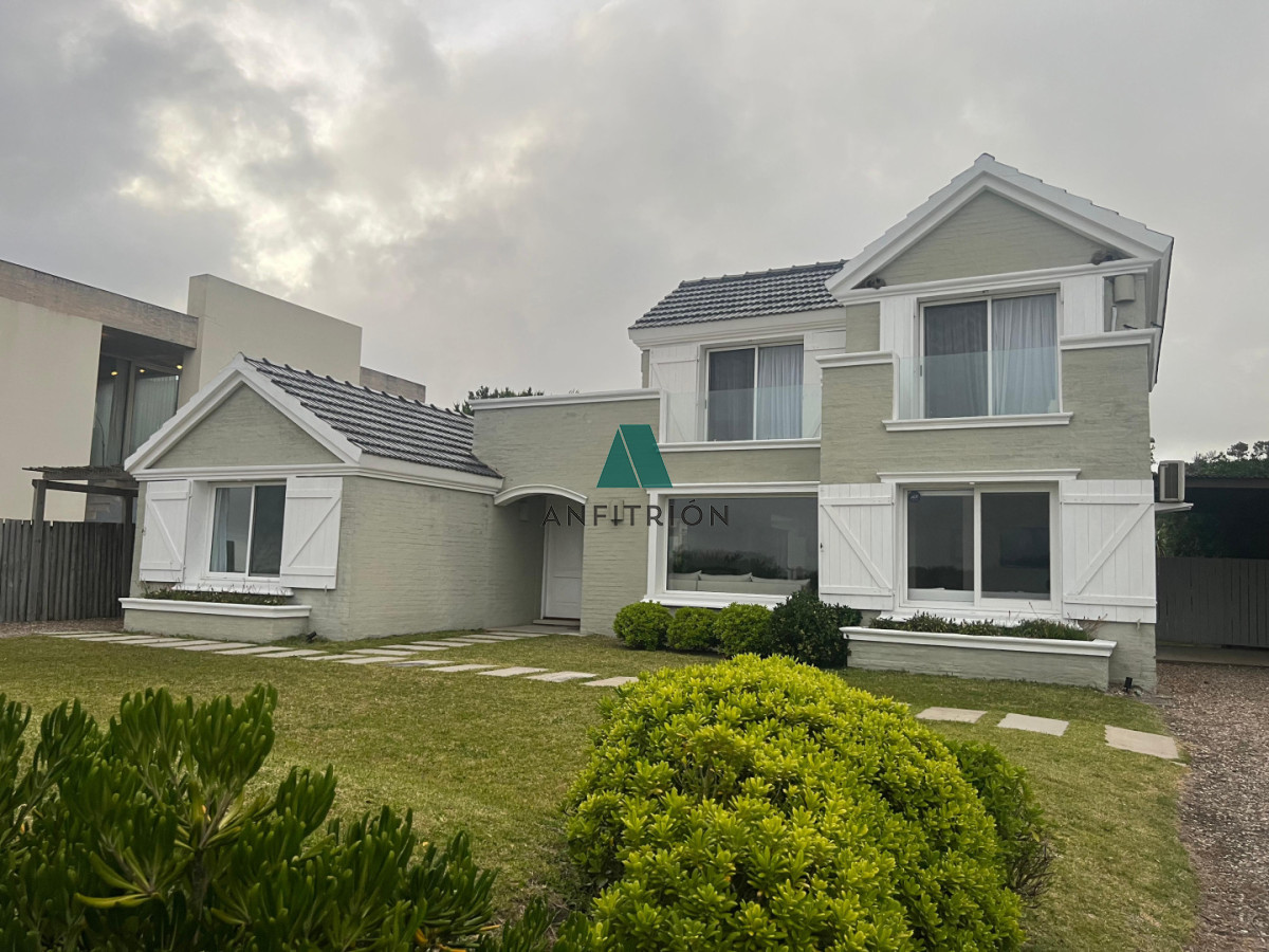 Casa ID.52 - Casona en Primera Línea de Montoya