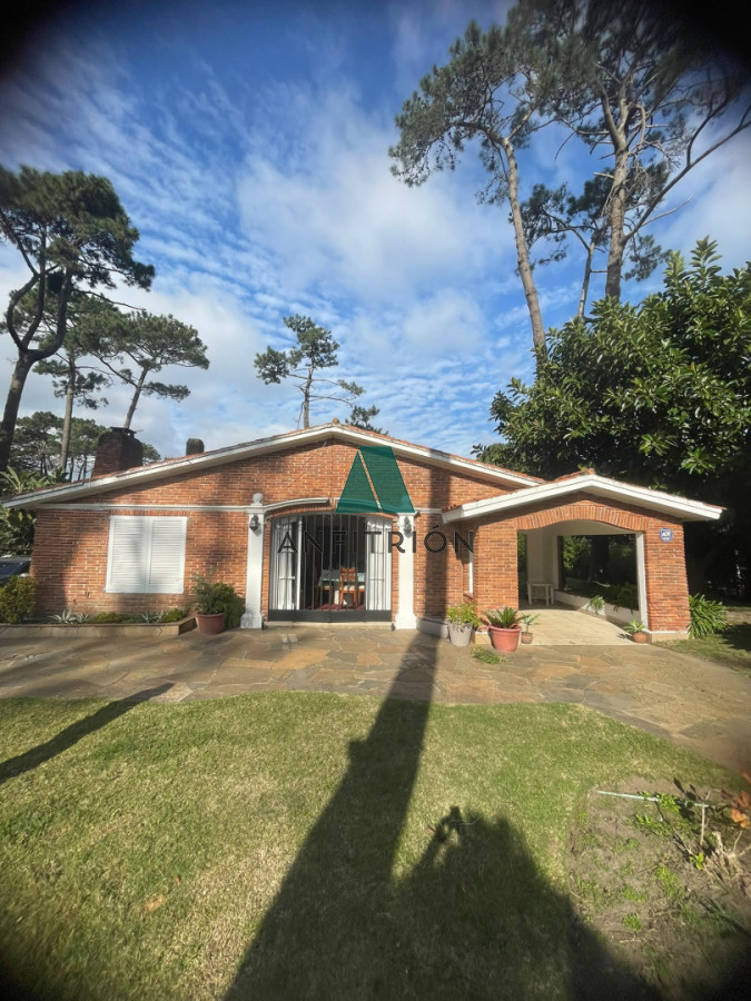 Apartamento ID.438 - Venta Casa 5 Dormitorios En Playa Mansa