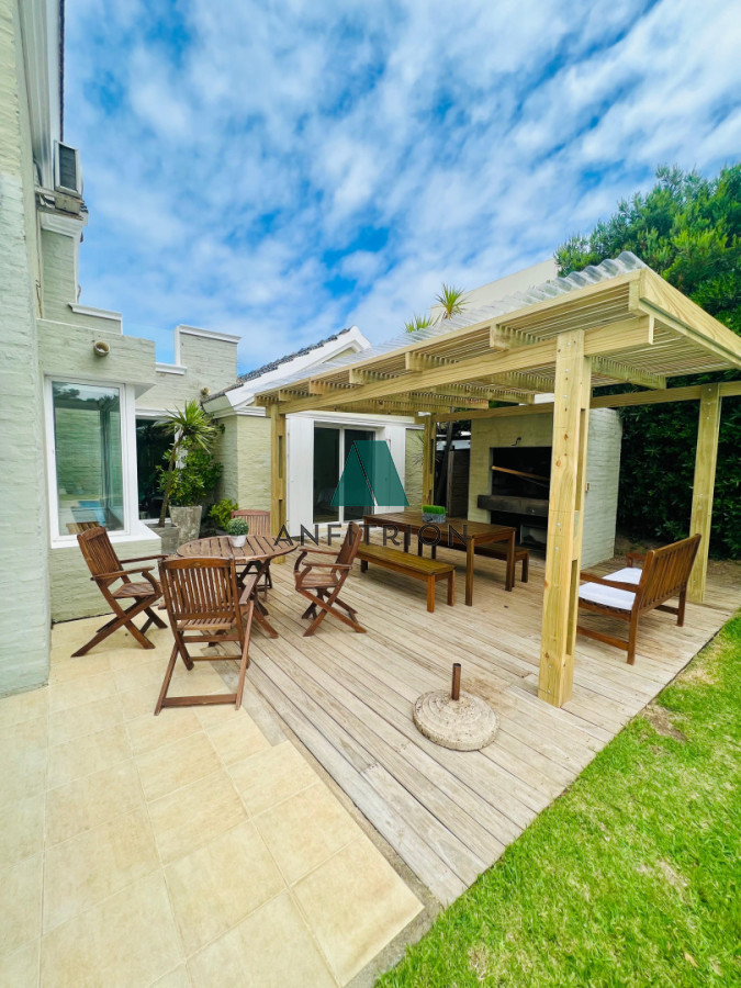 Casa ID.52 - Casona en Primera Línea de Montoya