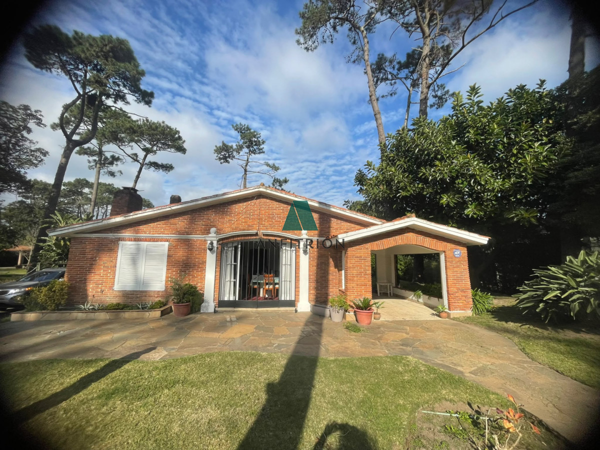 Apartamento ID.438 - Venta Casa 5 Dormitorios En Playa Mansa