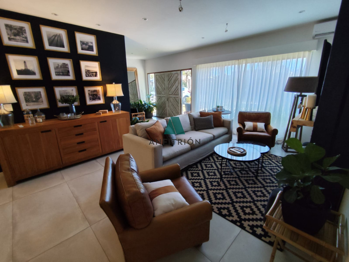 Apartamento ID.150 - En Venta Casa de 4 Dormitorios en Barrio Privado, Punta Del Este