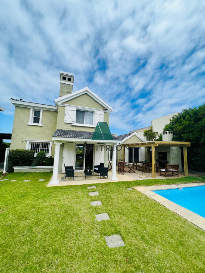 Casa ID.52 - Casona en Primera Línea de Montoya