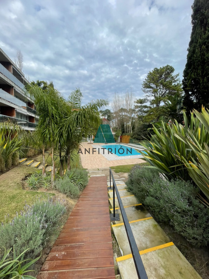 Apartamento ID.445 - Venta Apartamento 2 Dormitorios En Playa Mansa Con Cochera