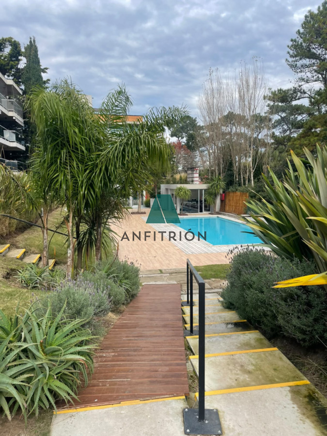 Apartamento ID.445 - Venta Apartamento 2 Dormitorios En Playa Mansa Con Cochera