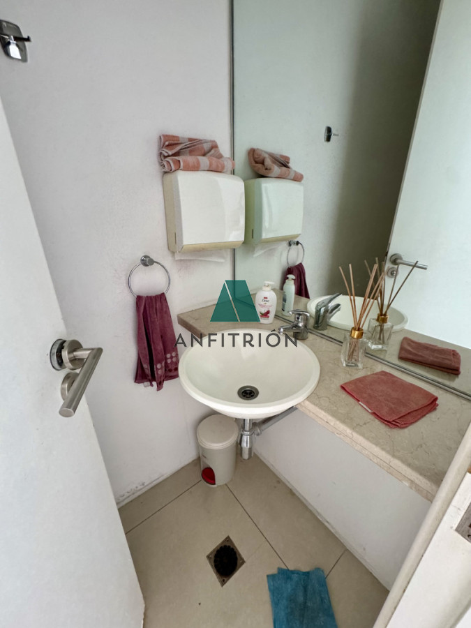 Oficina ID.611 - OPORTUNIDAD INVERSORES Venta y Alquiler de Oficinas en Parque Rodó con vista a la Rambla