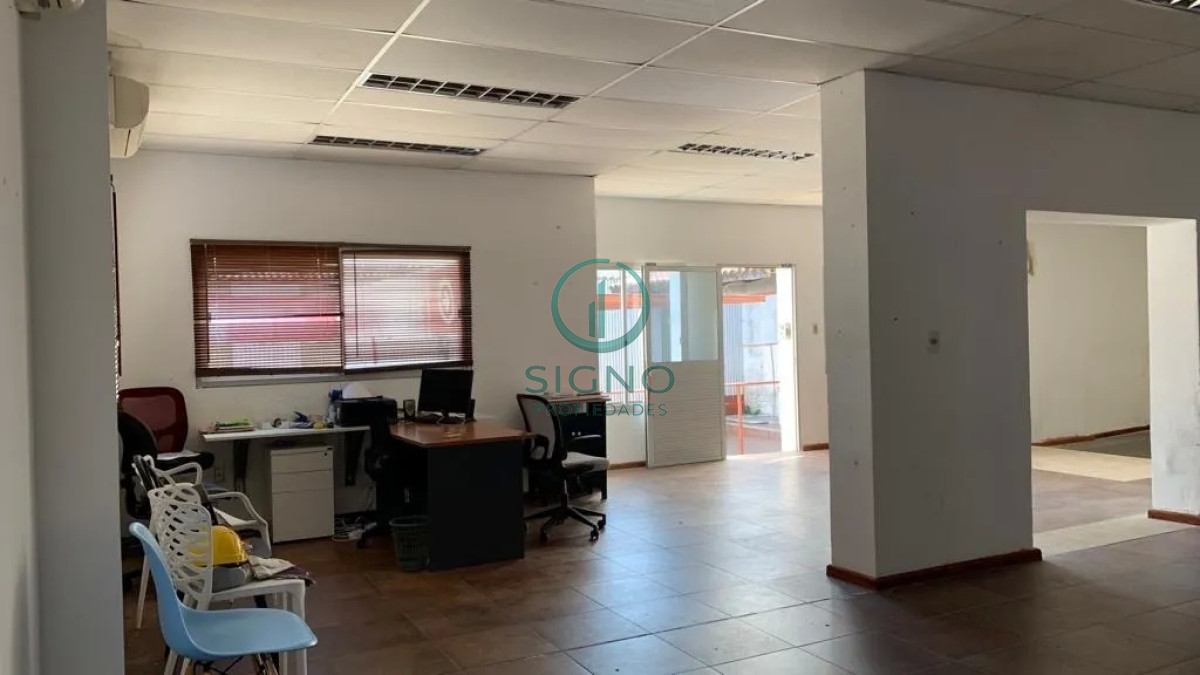Local Comercial ID.1089 - Venta Predio De 8000m2 Salida A 2 Calles A Metros De Camino Maldonado, Totalmente Hormigonado, Galpones, Oficinas Y Local Comercial.