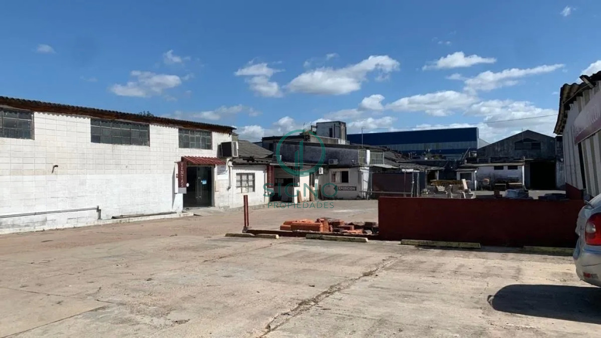 Local Comercial ID.1089 - Venta Predio De 8000m2 Salida A 2 Calles A Metros De Camino Maldonado, Totalmente Hormigonado, Galpones, Oficinas Y Local Comercial.